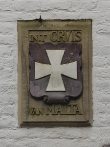 906079 Afbeelding van de gevelsteen 'IN 'T CRUIS VAN MALTA', in de gevel van het pand Zadelstraat 33 te Utrecht. De ...
